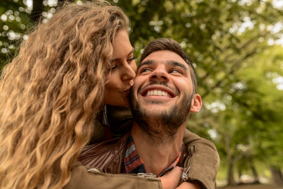 Hinge-Prompts beantworten: 25 Beispiele